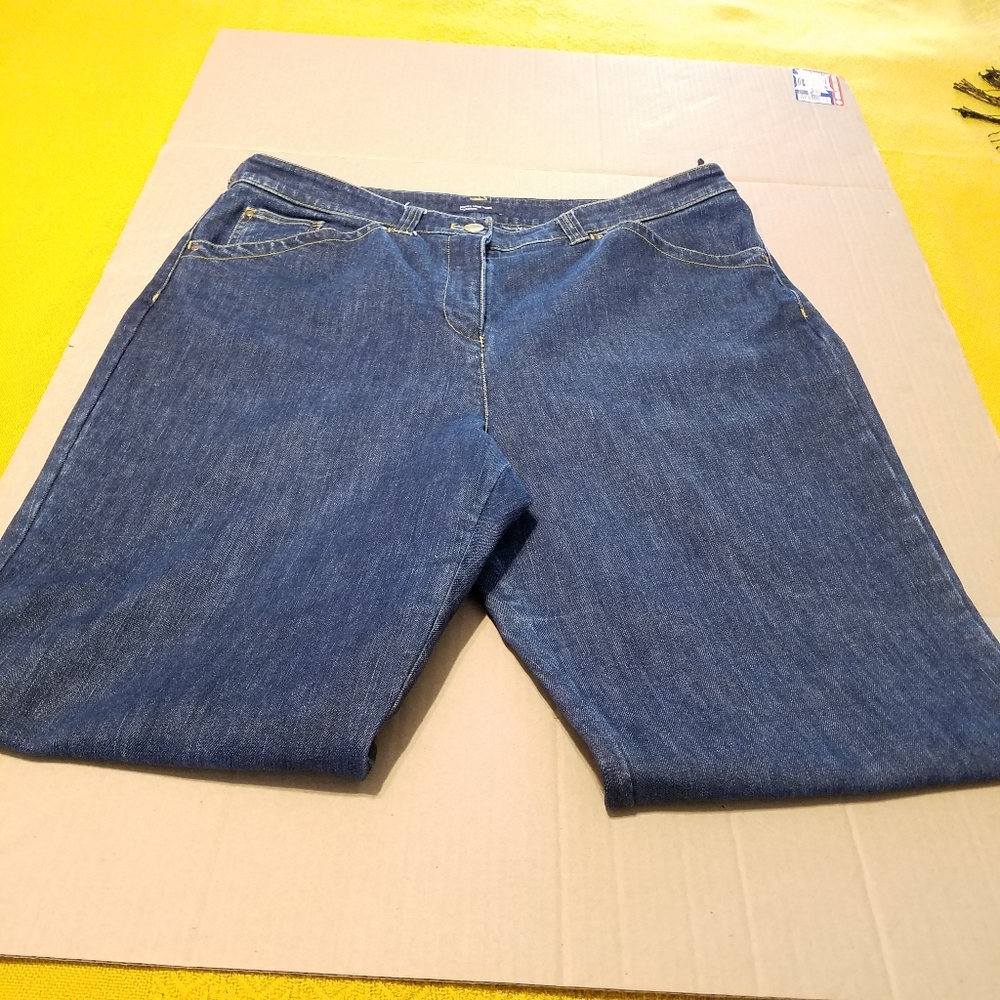 JONES OF NEW YORK Signature Crop Flare Leg Jeans